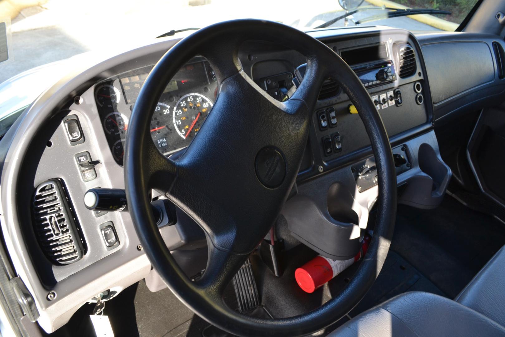 2015 WHITE /GRAY FREIGHTLINER M2-106 with an CUMMINS ISB 6.7L 220HP engine, ALLISON 2100HS AUTOMATIC transmission, located at 9172 North Fwy, Houston, TX, 77037, (713) 910-6868, 29.887470, -95.411903 - Photo#17